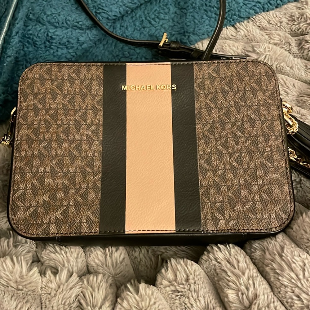 Michael Kors crossbody purse. Great condition only worn once.